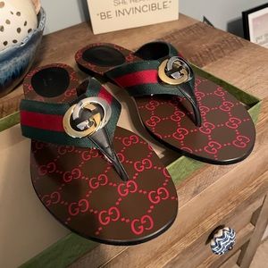 Gucci leather flip flops